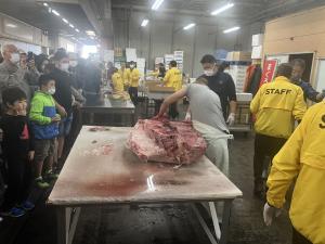 マグロ解体ショーの様子