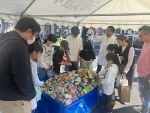 おかしつかみ取りの様子