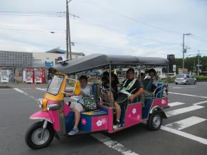 駐車場から現地までトゥクトゥクに乗って移動した写真です