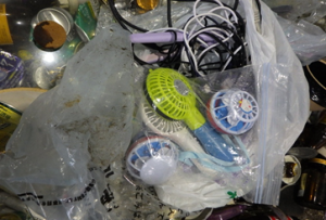 燃えないごみに混入されたリチウムイオン電池内蔵製品（ハンディファン）