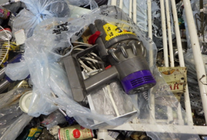 燃えないごみに混入されたリチウムイオン電池（コードレス掃除機）