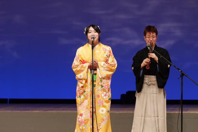 前回大会優勝者磯節歌唱の様子
