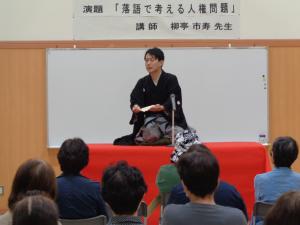 横向き市寿氏
