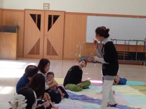 先生の歌にあわせてシャボン玉をふいている写真です