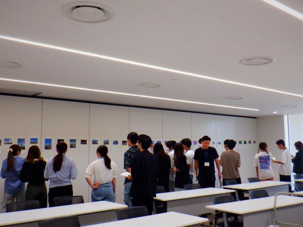 式典パンフレットの写真選考の様子その１
