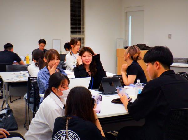 式典パンフレットの写真選考の様子その３