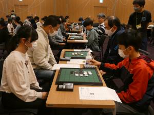 昨年の新春親子オセロ大会の様子
