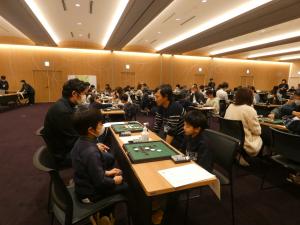 昨年の新春親子オセロ大会の様子