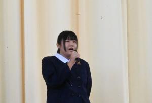 女子中学生がお祝いのメッセージを発表している写真です。