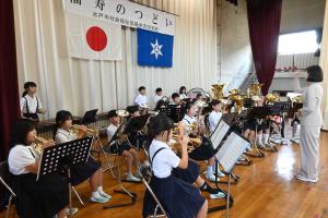 吉田小学校の金管バンド部が演奏している写真です。