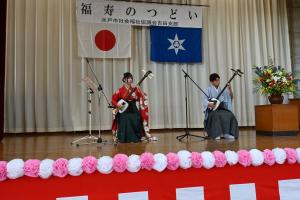 姉弟による津軽三味線の演奏の写真です。