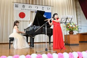 ピアノとフルートを演奏している写真です。