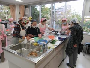 食生活改善推進員と参加者たちが調理をしている写真です