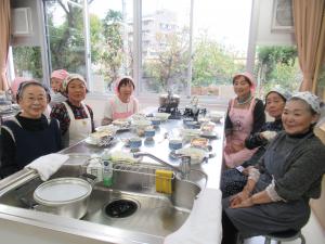 テーブルを囲んでいる参加者たちの写真です。