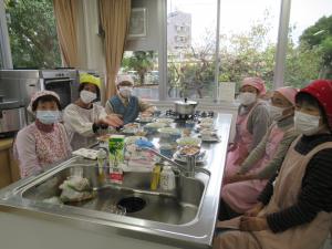 テーブルを囲んでいる参加者たちの写真です。