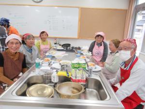 テーブルを囲んでいる参加者たちの写真です。