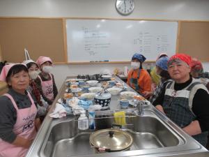 テーブルを囲んでいる参加者たちの写真です。