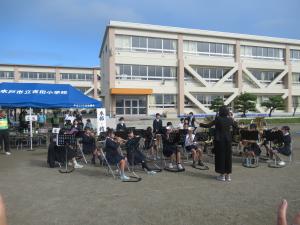 吉田小学校の金管バンド部が演奏している写真です。