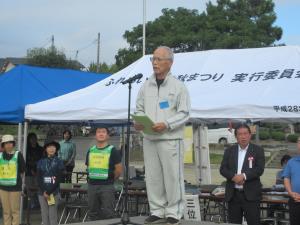 大会会長があいさつをしている写真です。