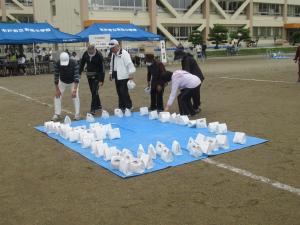 高齢者が賞品を選んでいる写真です。