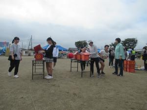 参加者が賞品を選んでいる写真です。