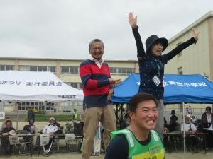 じゃんけんに勝利して喜ぶ吉田小学校の校長先生の写真です。