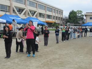 吉田里唄にあわせて踊る町民の写真です。