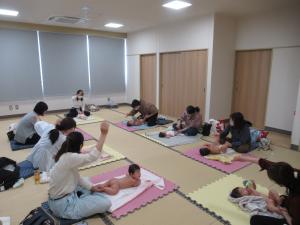 赤ちゃんを楽しませながらマッサージしている写真です