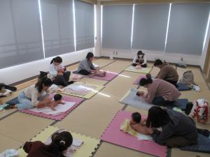 リンパを流すマサージをしている写真です。