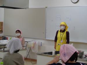 食生活改善推進員か説明している写真