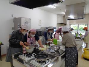 料理をつっくている写真①