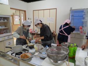 料理をつっくている写真②