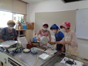 料理をつっくている写真③