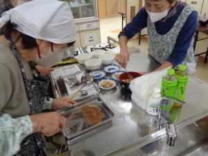 料理を作っている写真④