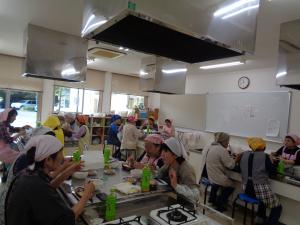 みんなで食べている写真