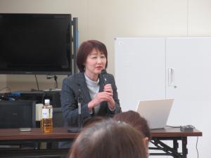 説明をしている講師の須藤先生の写真です