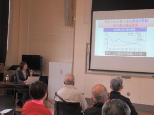 資料について説明をしている講師の写真です。