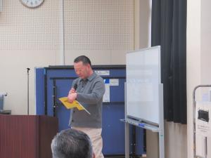 水戸地区防犯連絡員協議会水戸支部吉田分会　会長が挨拶をしている写真です。