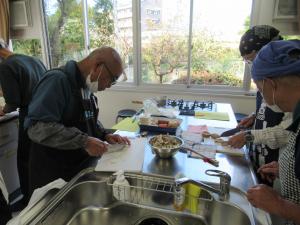 グループにわかれて料理をしている写真です