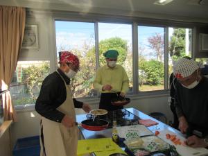 手分けしながら料理をしている写真です