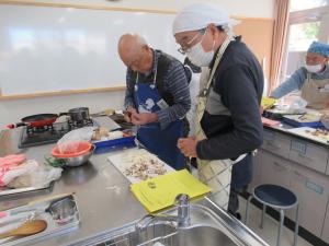 協力しながら料理をしている写真です