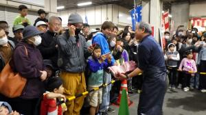 マグロ解体ショーの様子4