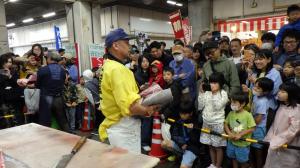 マグロ解体ショーの様子5