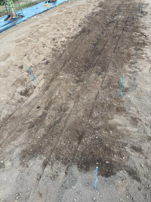 畑にくぼみをつくった写真