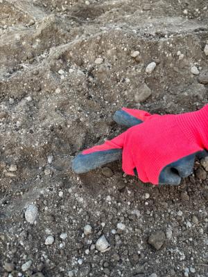 土を被せる様子