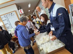 おにぎりを配付する様子