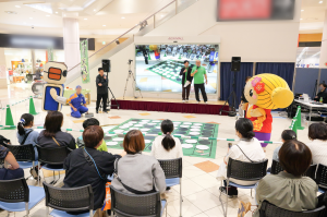 みとちゃんがオセロ対決をする写真