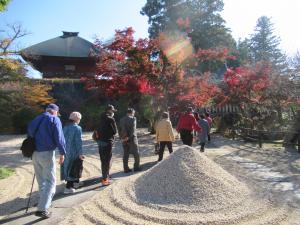 渦巻状に枯山水が描かれた美しい庭園の写真です