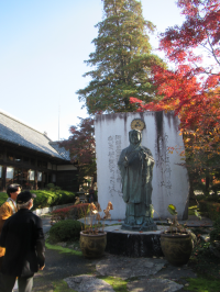 月山寺美術館前で住持の方より説明いただいている写真です