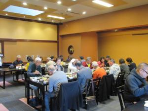 参加者全員で昼食を取っている写真です